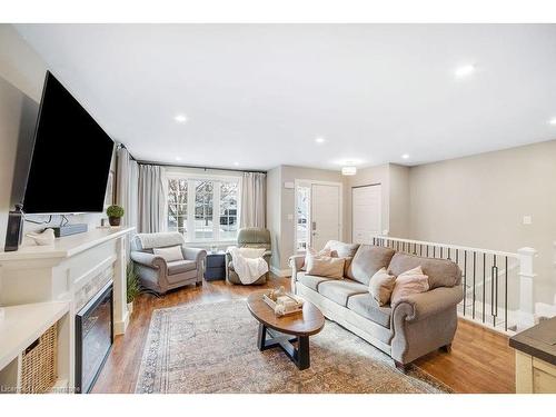 4 Morgan Drive, Caledonia, ON - Indoor Photo Showing Living Room