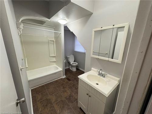 1-147 Bold Street, Hamilton, ON - Indoor Photo Showing Bathroom