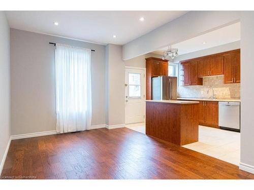 38 Fairleigh Avenue N, Hamilton, ON - Indoor Photo Showing Kitchen