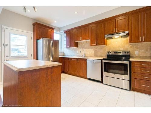 38 Fairleigh Avenue N, Hamilton, ON - Indoor Photo Showing Kitchen