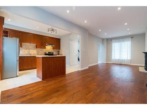 38 Fairleigh Avenue N, Hamilton, ON - Indoor Photo Showing Kitchen