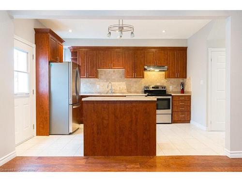 38 Fairleigh Avenue N, Hamilton, ON - Indoor Photo Showing Kitchen