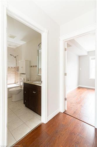 38 Fairleigh Avenue N, Hamilton, ON - Indoor Photo Showing Bathroom