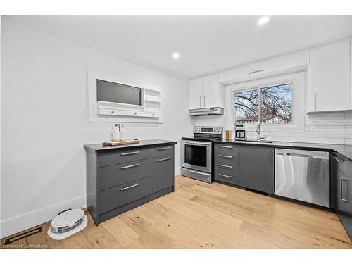 11-120 Ripley Court, Oakville, ON - Indoor Photo Showing Kitchen With Stainless Steel Kitchen