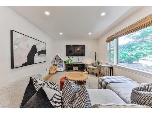 319 Townsend Avenue, Burlington, ON - Indoor Photo Showing Living Room