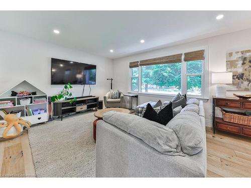 319 Townsend Avenue, Burlington, ON - Indoor Photo Showing Living Room