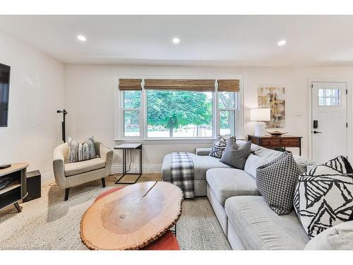 319 Townsend Avenue, Burlington, ON - Indoor Photo Showing Living Room