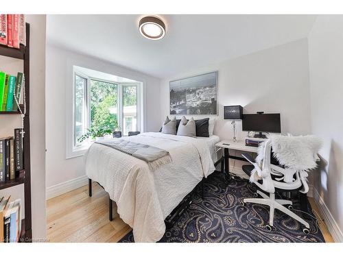 319 Townsend Avenue, Burlington, ON - Indoor Photo Showing Bedroom