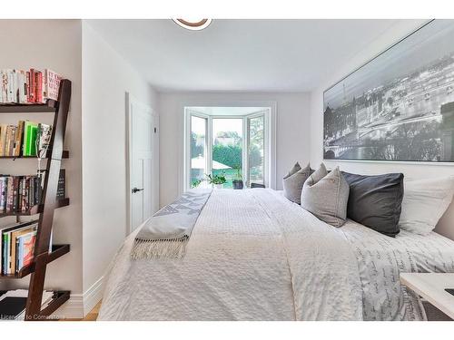 319 Townsend Avenue, Burlington, ON - Indoor Photo Showing Bedroom