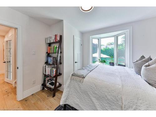 319 Townsend Avenue, Burlington, ON - Indoor Photo Showing Bedroom