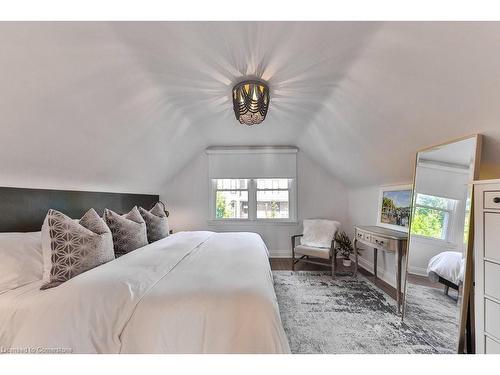 319 Townsend Avenue, Burlington, ON - Indoor Photo Showing Bedroom