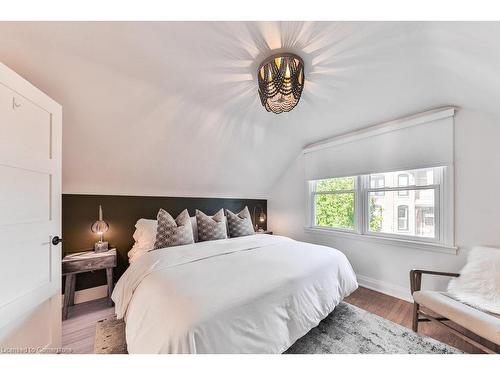 319 Townsend Avenue, Burlington, ON - Indoor Photo Showing Bedroom