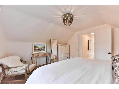 319 Townsend Avenue, Burlington, ON - Indoor Photo Showing Bedroom