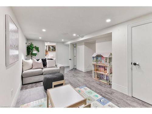 319 Townsend Avenue, Burlington, ON - Indoor Photo Showing Living Room