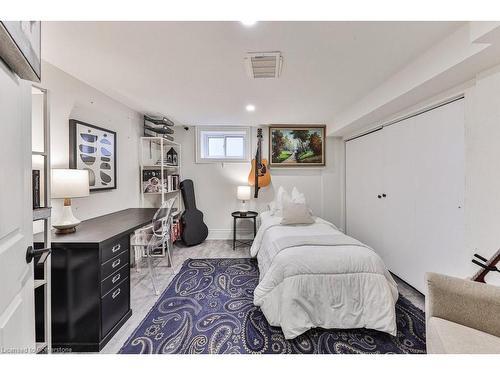 319 Townsend Avenue, Burlington, ON - Indoor Photo Showing Bedroom