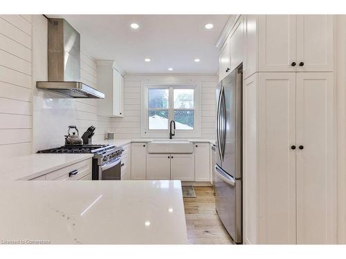 319 Townsend Avenue, Burlington, ON - Indoor Photo Showing Kitchen With Upgraded Kitchen