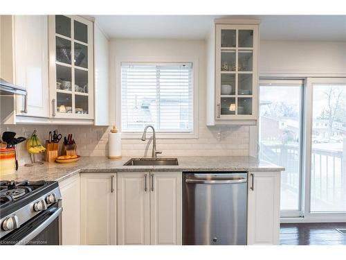 1561 Newlands Crescent, Burlington, ON - Indoor Photo Showing Kitchen With Stainless Steel Kitchen With Upgraded Kitchen