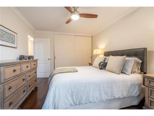 1561 Newlands Crescent, Burlington, ON - Indoor Photo Showing Bedroom