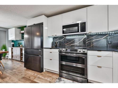 19 Tisdale Court, Kitchener, ON - Indoor Photo Showing Kitchen