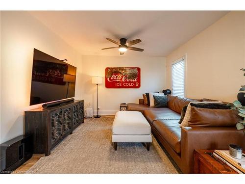 182 Huxley Avenue S, Hamilton, ON - Indoor Photo Showing Living Room