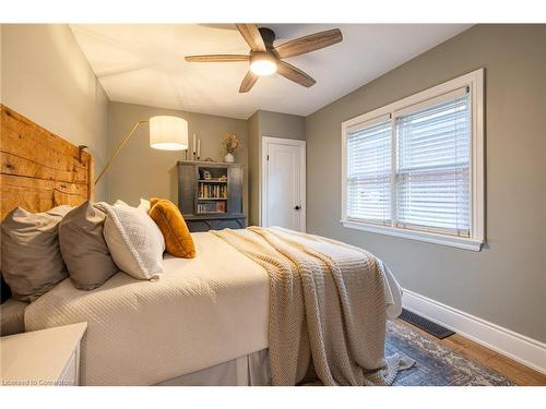 182 Huxley Avenue S, Hamilton, ON - Indoor Photo Showing Bedroom