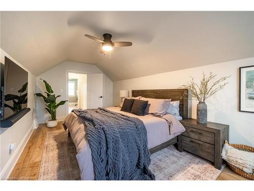 182 Huxley Avenue S, Hamilton, ON - Indoor Photo Showing Bedroom