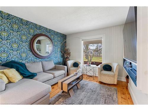 17 Regent Place, Welland, ON - Indoor Photo Showing Living Room