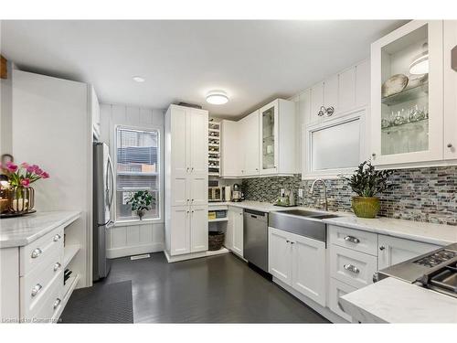 17 Regent Place, Welland, ON - Indoor Photo Showing Kitchen With Double Sink With Upgraded Kitchen