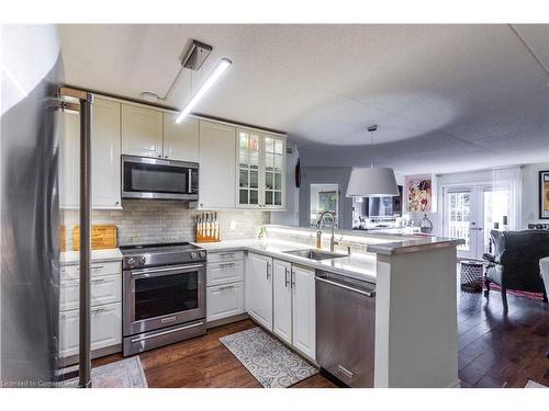 102-2040 Cleaver Avenue, Burlington, ON - Indoor Photo Showing Kitchen