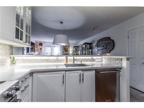 102-2040 Cleaver Avenue, Burlington, ON - Indoor Photo Showing Kitchen