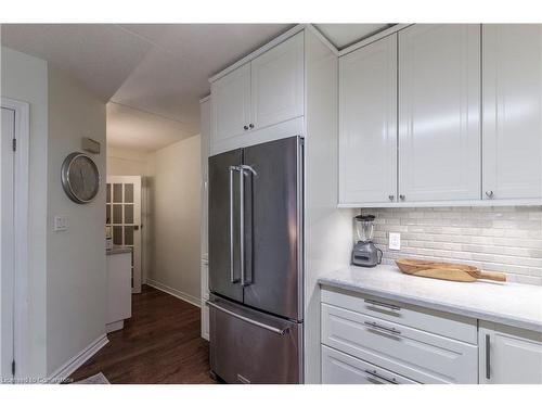 102-2040 Cleaver Avenue, Burlington, ON - Indoor Photo Showing Kitchen