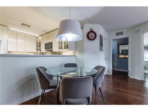 102-2040 Cleaver Avenue, Burlington, ON - Indoor Photo Showing Dining Room