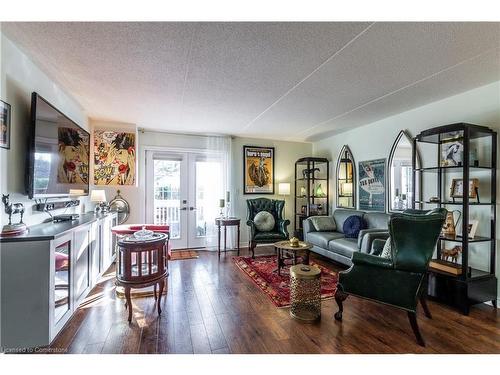 102-2040 Cleaver Avenue, Burlington, ON - Indoor Photo Showing Living Room