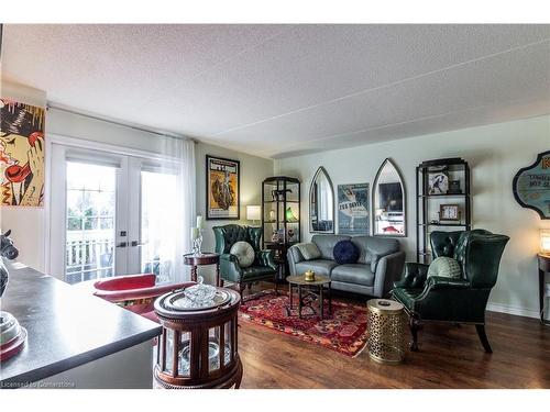 102-2040 Cleaver Avenue, Burlington, ON - Indoor Photo Showing Living Room