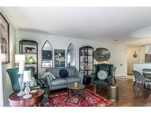 102-2040 Cleaver Avenue, Burlington, ON - Indoor Photo Showing Living Room