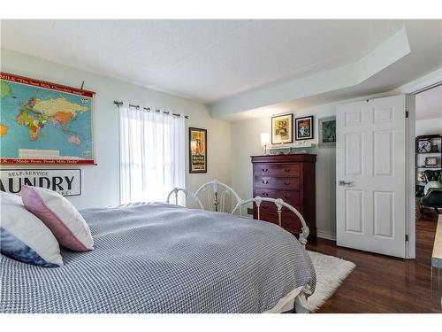 102-2040 Cleaver Avenue, Burlington, ON - Indoor Photo Showing Bedroom