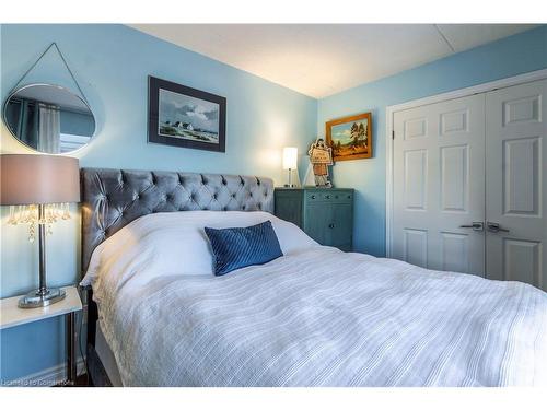 102-2040 Cleaver Avenue, Burlington, ON - Indoor Photo Showing Bedroom