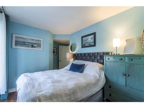 102-2040 Cleaver Avenue, Burlington, ON - Indoor Photo Showing Bedroom