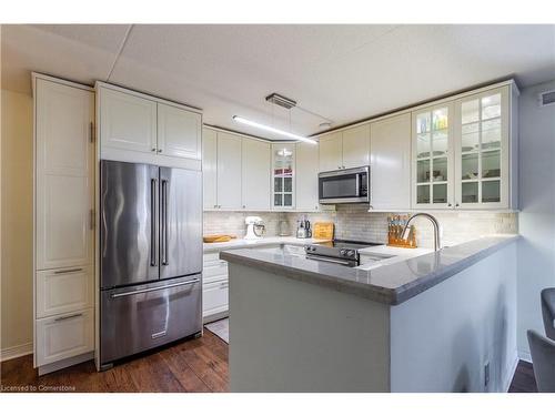 102-2040 Cleaver Avenue, Burlington, ON - Indoor Photo Showing Kitchen