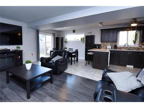 160 Wallace Avenue S, Welland, ON - Indoor Photo Showing Living Room