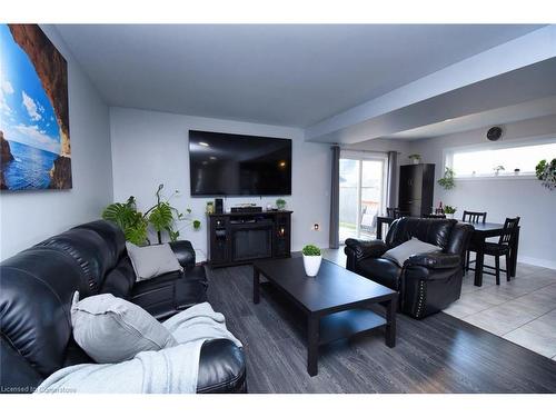 160 Wallace Avenue S, Welland, ON - Indoor Photo Showing Living Room