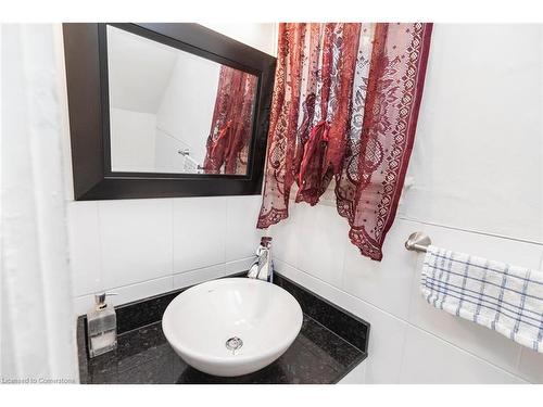 47 Clyde Street, Hamilton, ON - Indoor Photo Showing Bathroom