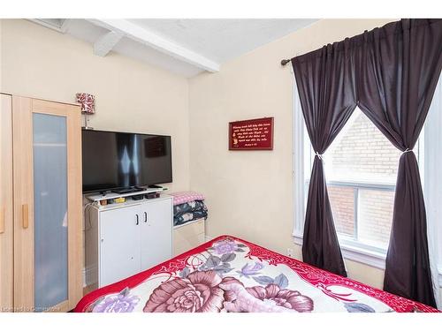 47 Clyde Street, Hamilton, ON - Indoor Photo Showing Bedroom