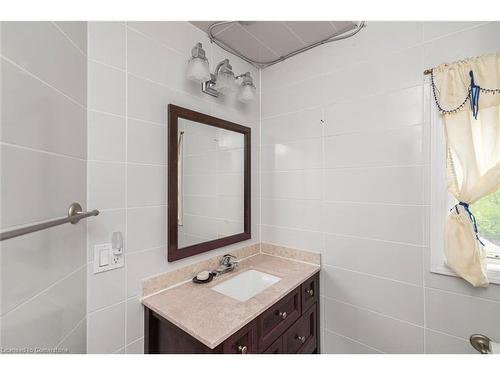 47 Clyde Street, Hamilton, ON - Indoor Photo Showing Bathroom