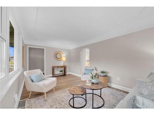 14 Walter Avenue S, Hamilton, ON - Indoor Photo Showing Living Room