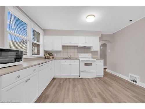 14 Walter Avenue S, Hamilton, ON - Indoor Photo Showing Kitchen