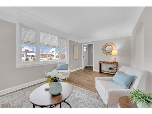 14 Walter Avenue S, Hamilton, ON - Indoor Photo Showing Living Room