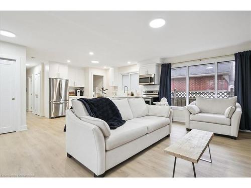 72 West 25Th Street, Hamilton, ON - Indoor Photo Showing Living Room