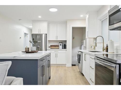 72 West 25Th Street, Hamilton, ON - Indoor Photo Showing Kitchen With Upgraded Kitchen