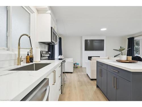 72 West 25Th Street, Hamilton, ON - Indoor Photo Showing Kitchen